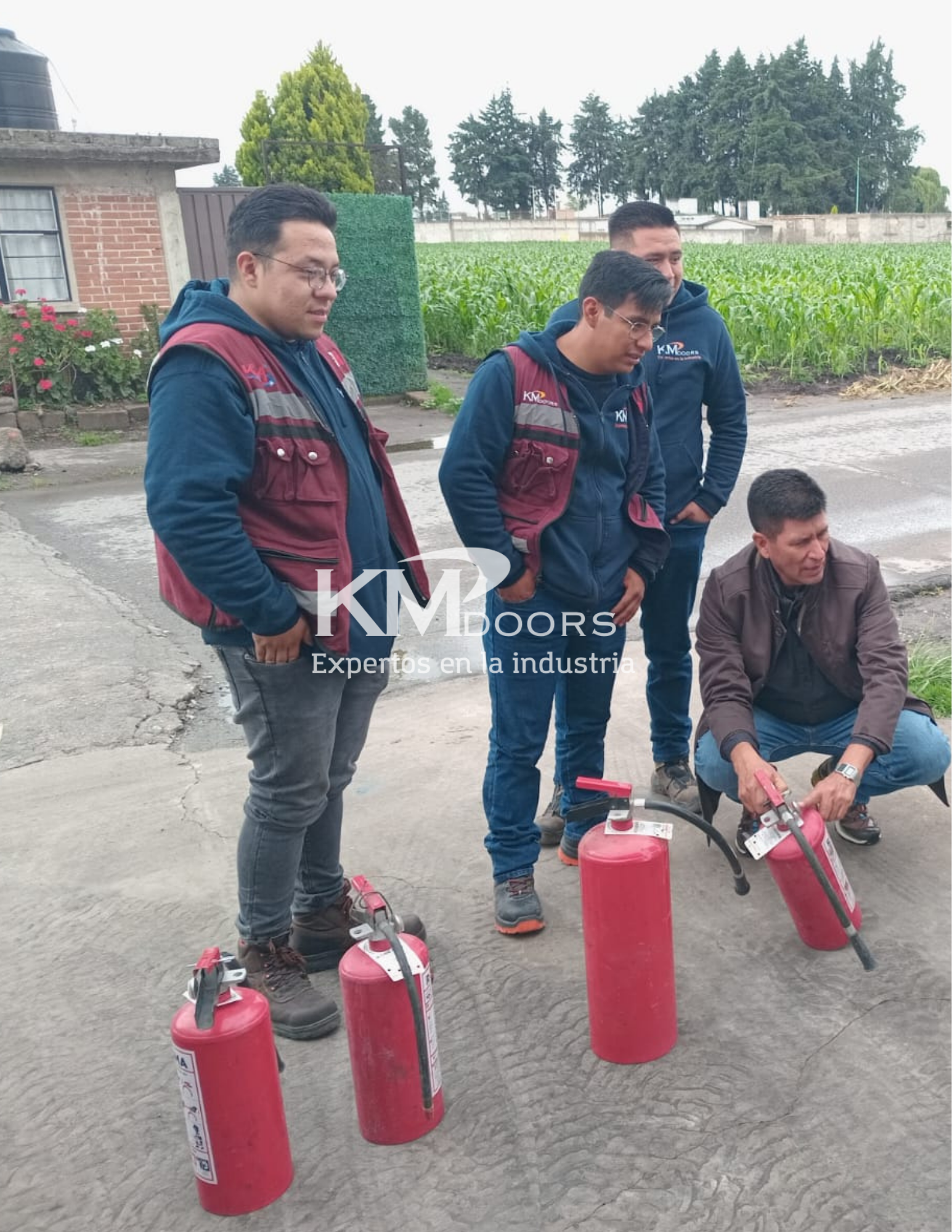 Equipo KMDoors durante la capacitación práctica con extintores