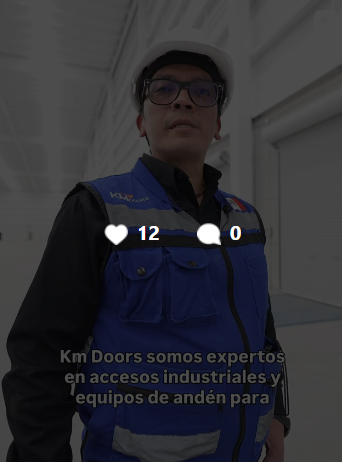 Integrante del equipo KMDoors en un reel sobre accesos industriales y equipo de andén
